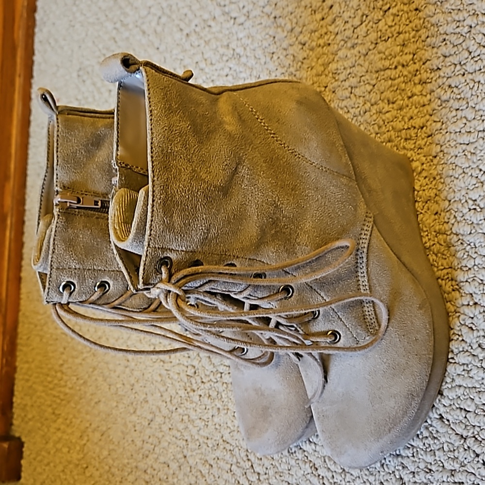 Shï brand, platform wedge, ankle high boots. Beige/Camel color with foux suede.
